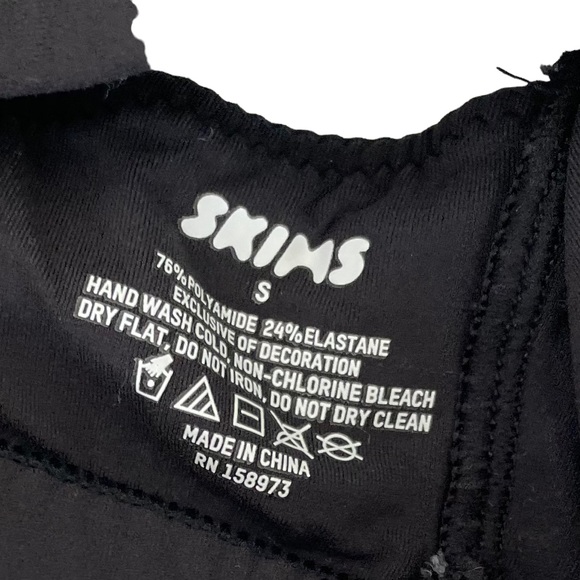 SKIMS Scoop Neck Bra - Picture 2 of 3